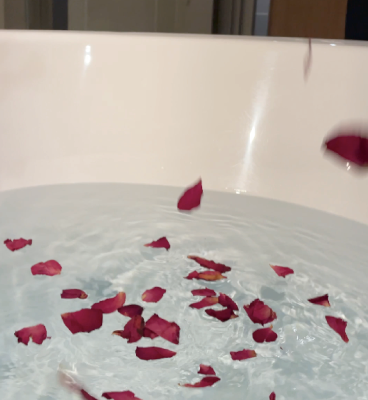 バラ湯で心身を温める