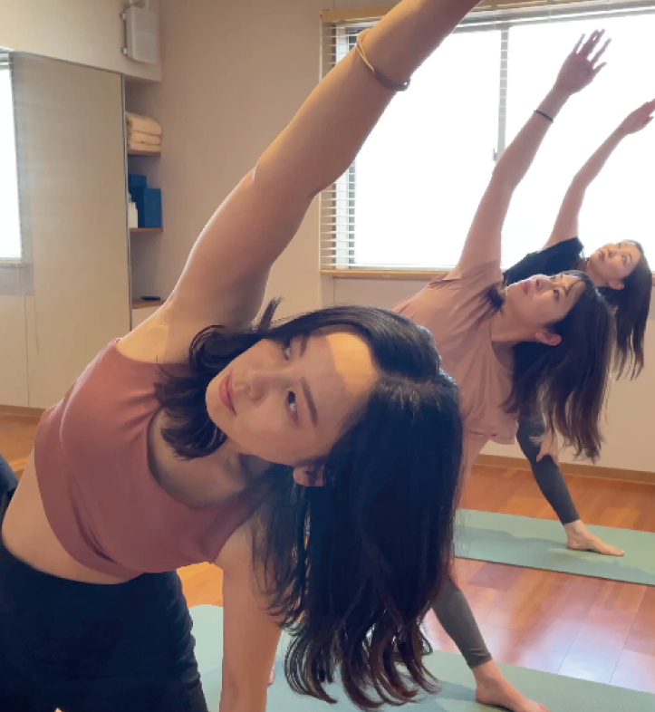 スタジオでホットヨガ